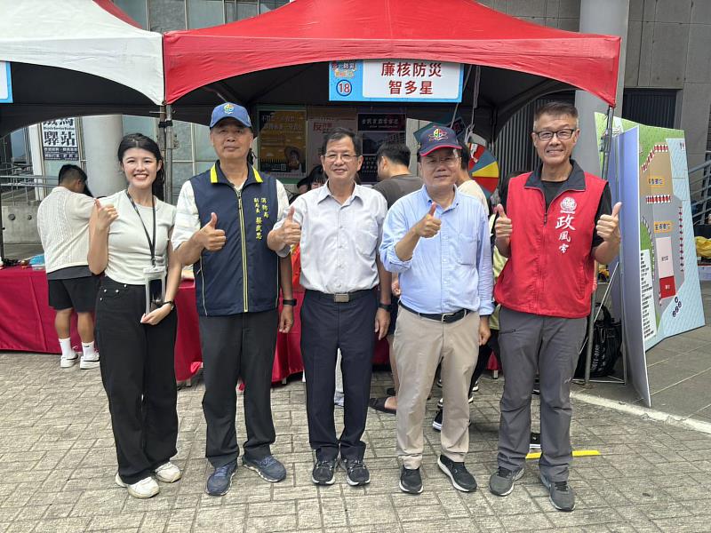 新北消防陳崇岳局長(中)、陳國忠副局長(右二)、蔡武忠副局長(左二)、政風主任林三龍至活動現場參與廉政宣導活動