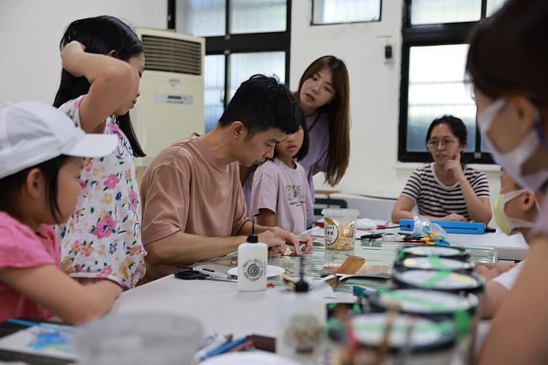435藝術聚落藝術家開放工作室日,藝術家黃至正《金秋箔藝 小卡工作坊》。