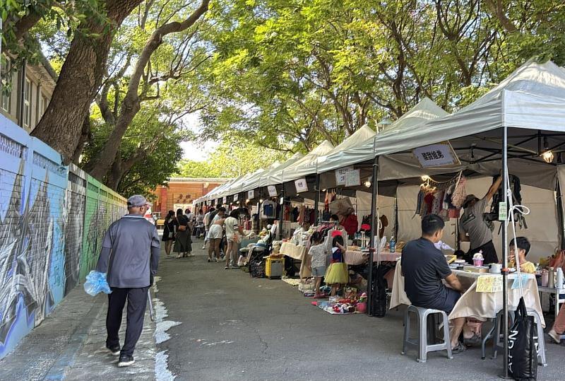 板橋435藝文特區市集音樂會，除了開放園區創作者工作室外，現場更匯聚市集、工作坊與音樂演出。