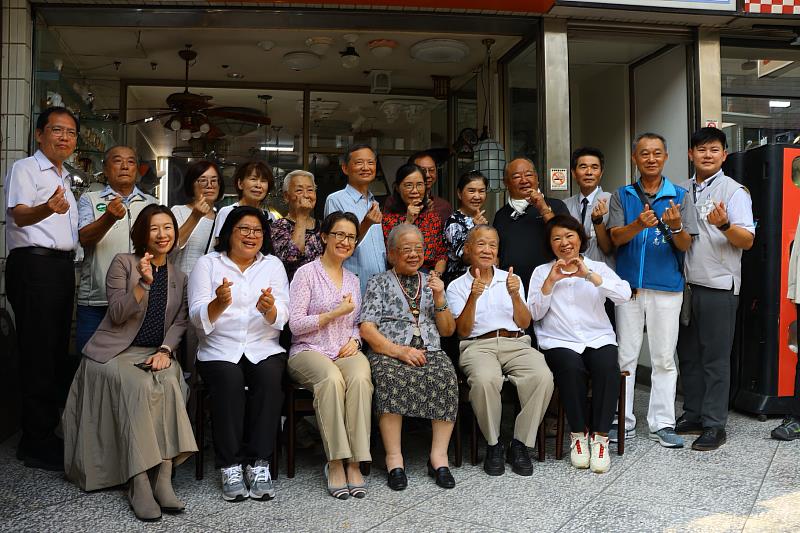 0 黃敏惠市長、蕭美琴副總統與陳黃血阿嬤一家合影 (1)