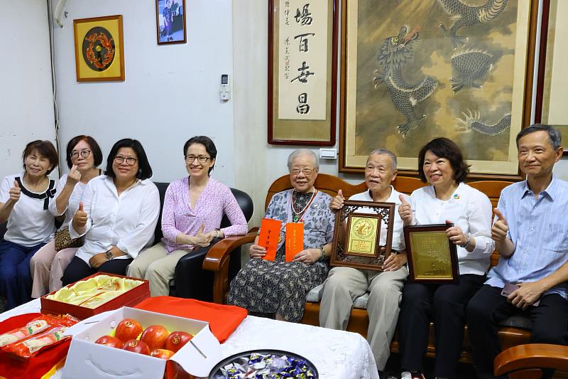 0 黃敏惠市長、蕭美琴副總統與陳黃血阿嬤一家合影 (2)