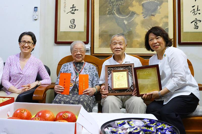 0 重陽節獻祝福 黃敏惠市長、蕭美琴副總統與百歲人瑞相見歡 (2)