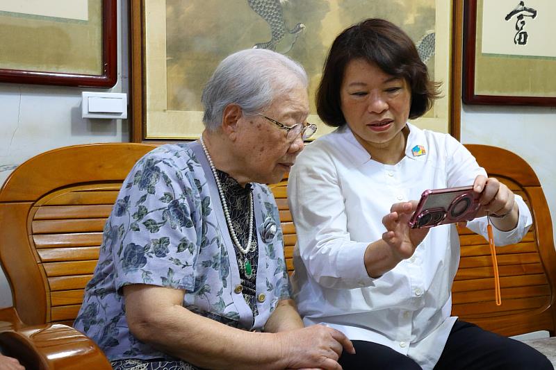 0 黃敏惠市長與陳黃血阿嬤互動溫馨 (2)