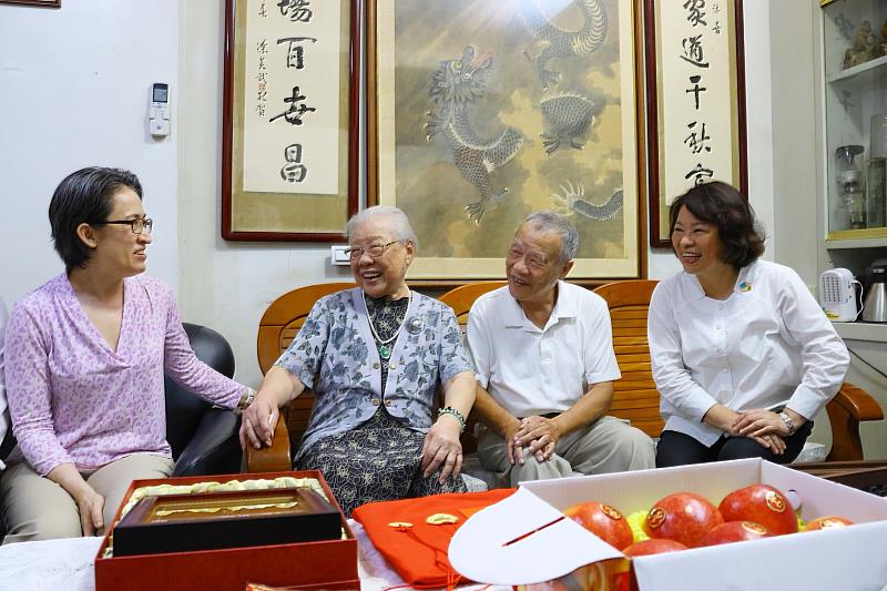 0 重陽節獻祝福 黃敏惠市長、蕭美琴副總統與百歲人瑞相見歡 (1)