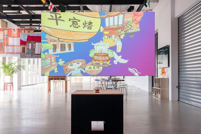 「拇指世代:點擊以開啟」展場一隅。(新北市美術館提供,攝影:林玟伶)