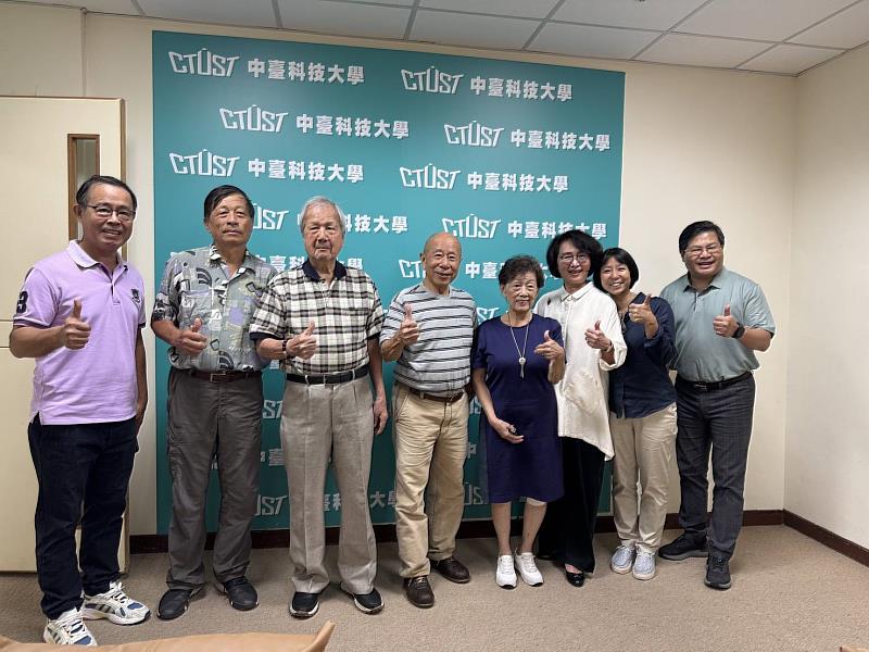 國際藝術家吳炫三老師(左四)、中臺科大文教所詹清全老師(右一)與貴賓們合影
