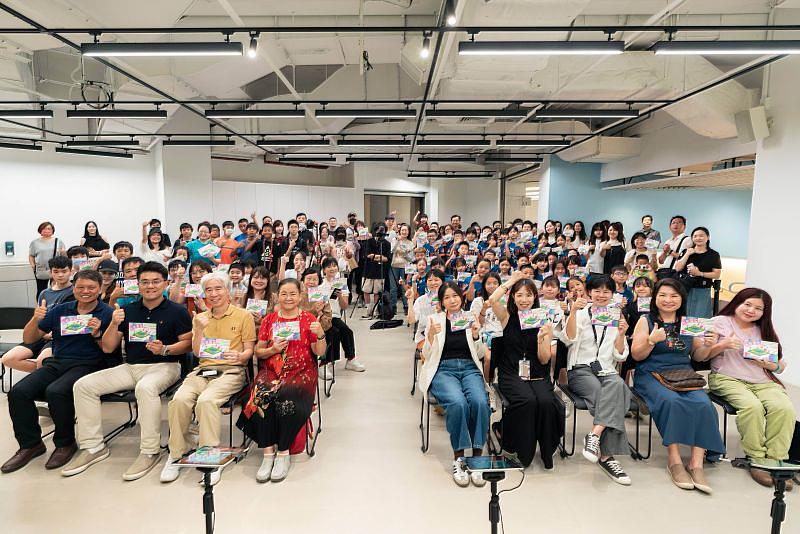 今日（10/18）舉辦「拇指世代：點擊以開啟」展覽開幕，邀請合作學校——復興國小、埔墘國小與成福國小的校長與師生共同出席，場面熱鬧溫馨。（新北市美術館提供，攝影：林玟伶）