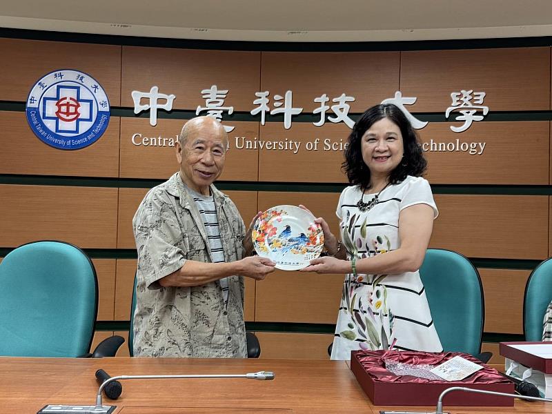 中臺科大陳錦杏校長(右)致贈藝術家吳炫三老師(左)紀念品