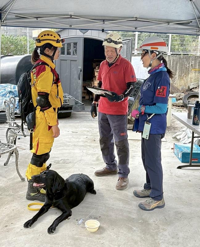 新竹市辦理國際IRO檢測，各單位領犬員級搜救犬進行各項測驗。