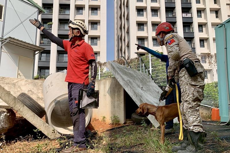 新竹市辦理國際IRO檢測，各單位領犬員級搜救犬進行各項測驗。