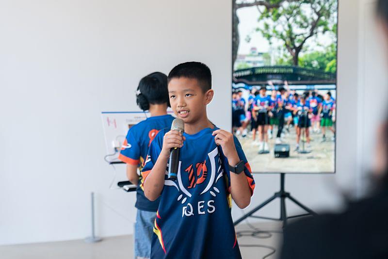 開幕現場國小學童導覽自己的作品。(新北市美術館提供,攝影:林玟伶)