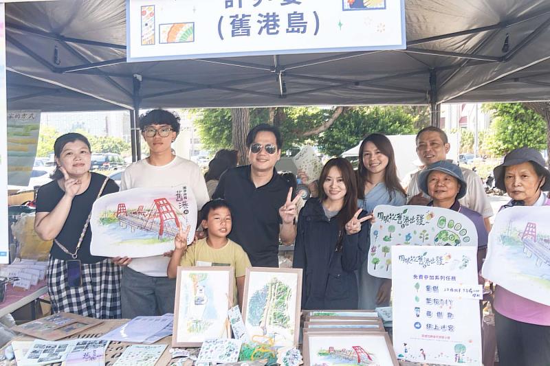 邱代理市長巡攤給予社團鼓勵。