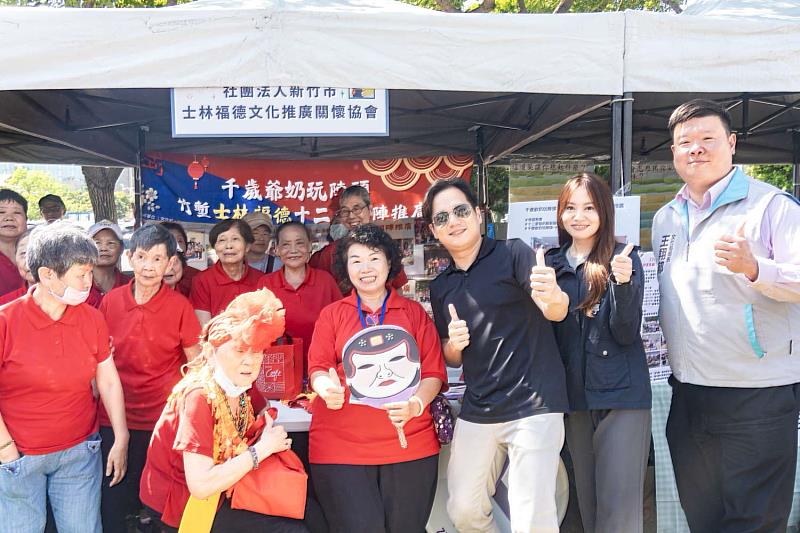 邱代理市長巡攤給予社團鼓勵。