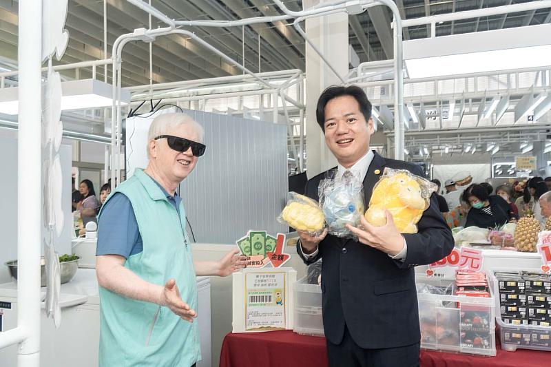 邱代理市長巡攤至慢飛兒誠實商店。