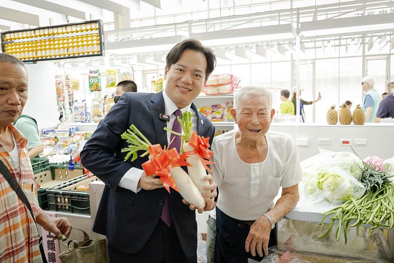 邱代理市長巡攤向高齡92歲老攤商阿輝伯致意。