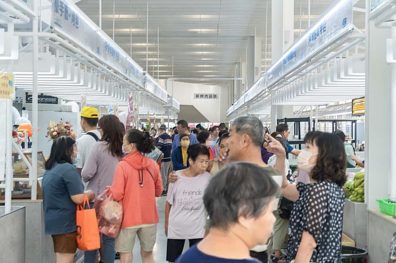 全新開幕的北門市場人潮踴躍。