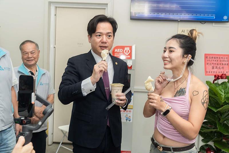 邱代理市長巡攤品嚐在地美食。