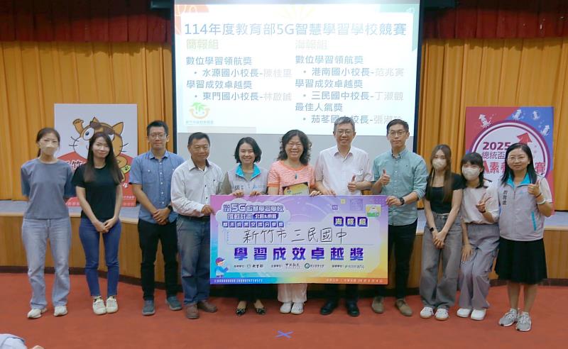 教育處代理處長張品珊頒贈5G智慧學習學校競賽獎狀。