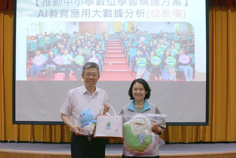 教育處代理處長張品珊代表教育處與教育部數位精進方案執行秘書郭伯臣校長致贈歡迎禮物