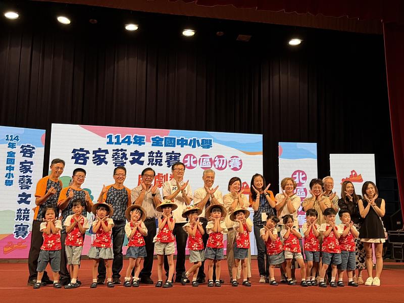 圖4 范佐銘副主委與三重啟文幼兒園小朋友們合影