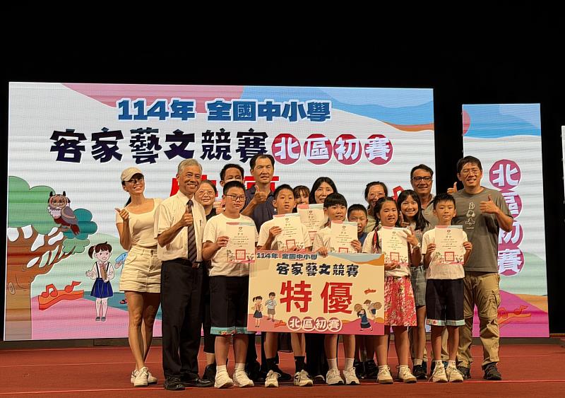 圖1 范佐銘副主委頒發「客語口說藝術」特優學校