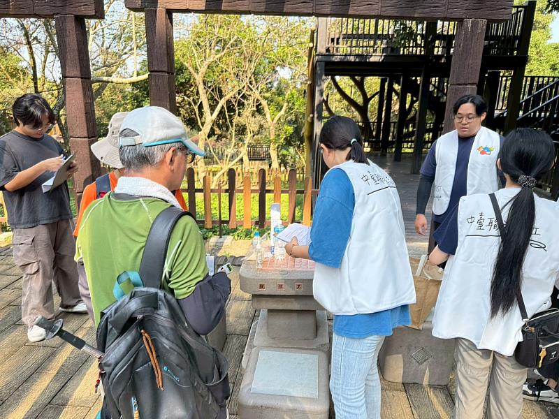 民眾於體訓場接受心跳血氧量測服務