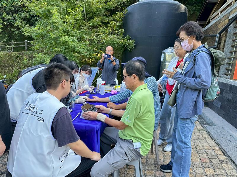 中臺科大學生服務民眾測量血糖與心電圖