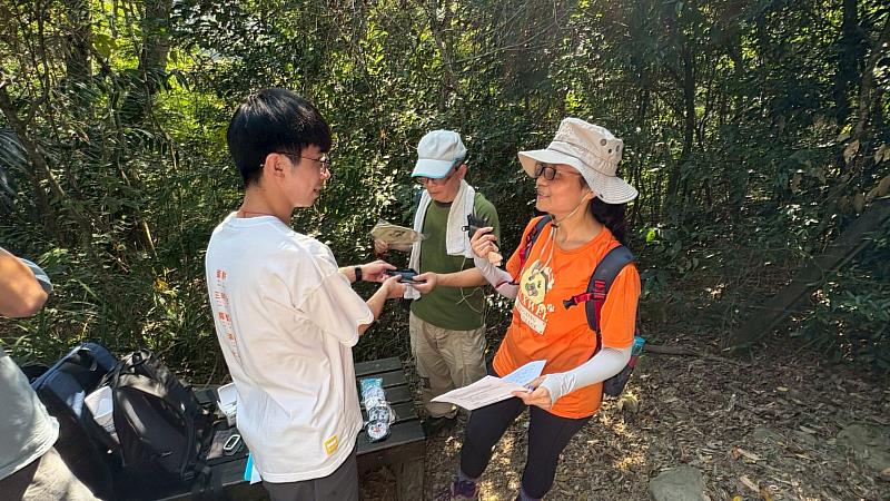 民眾完成一號步道全程兌換紀念品