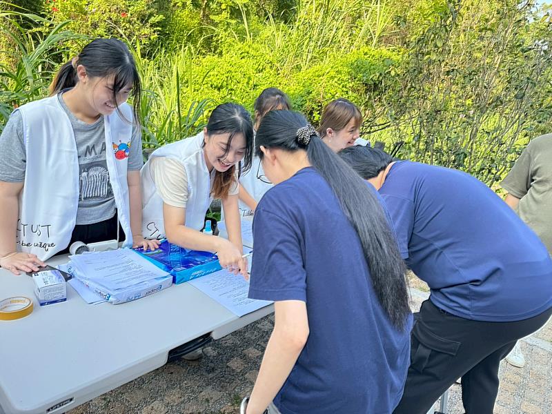 中臺科大學生為民眾執行血氧與心跳測量