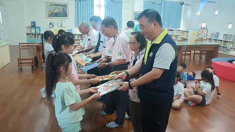 與會貴賓親手將精選書籍贈予網寮國小學童