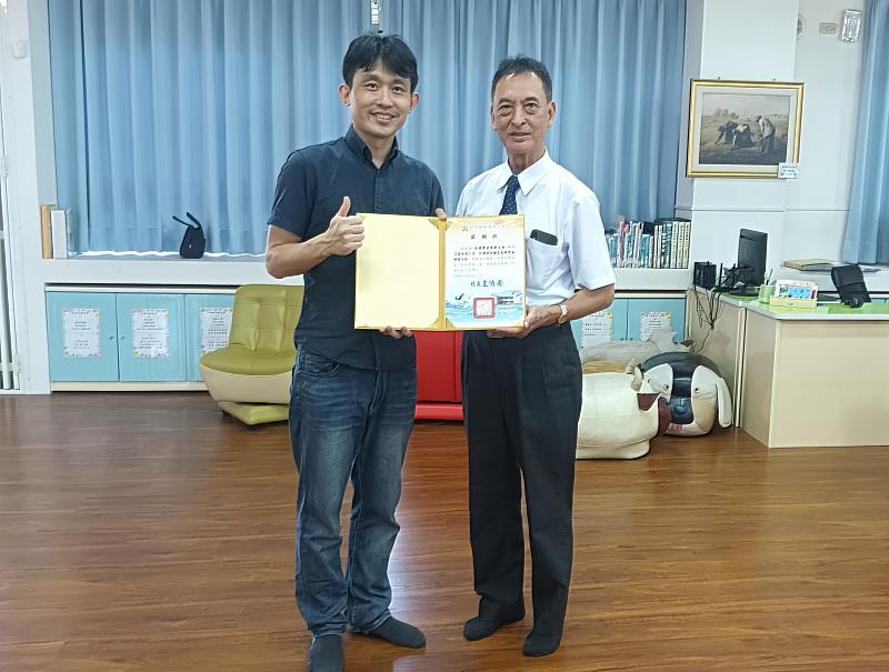 網寮國小王伯安校長致送感謝狀予嘉義團友會童耀榮會長