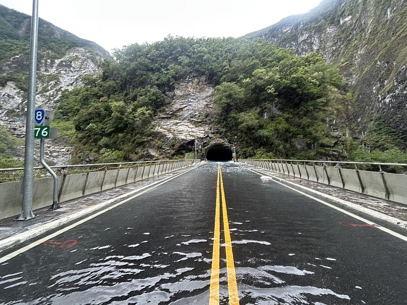 堰塞湖湖水由靳珩隧道持續溢流