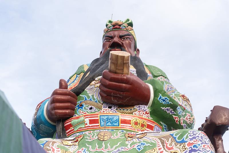 普天宮有著全台最高約120尺的最大關公像，是市民重要信仰地標。
