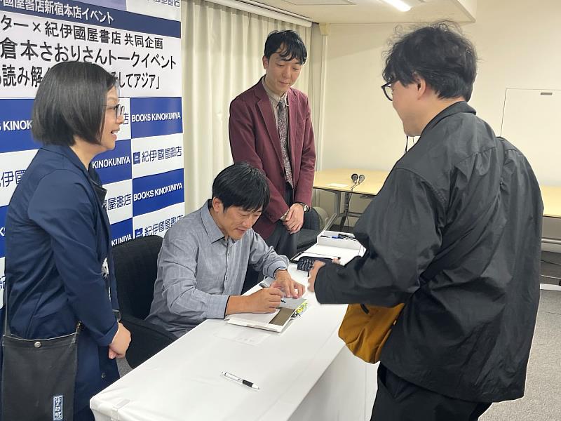 朱和之為讀者簽書（台灣文化中心提供）