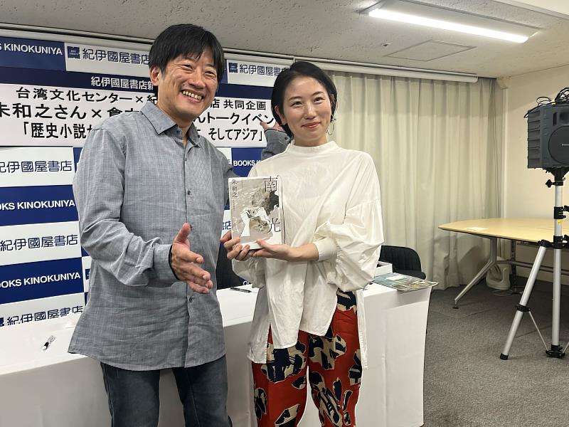 朱和之（左）與倉本SAORI（右）合影（台灣文化中心提供）