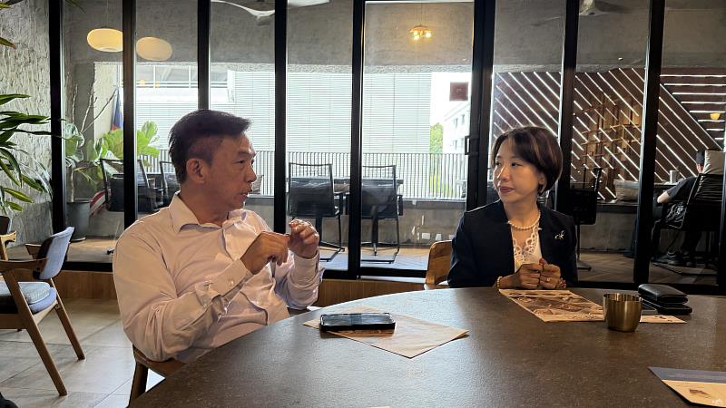 馬來西亞留台校友會聯合總會會長彭慶和(左)介紹留臺聯總會務及協助赴臺升學輔導各項措施