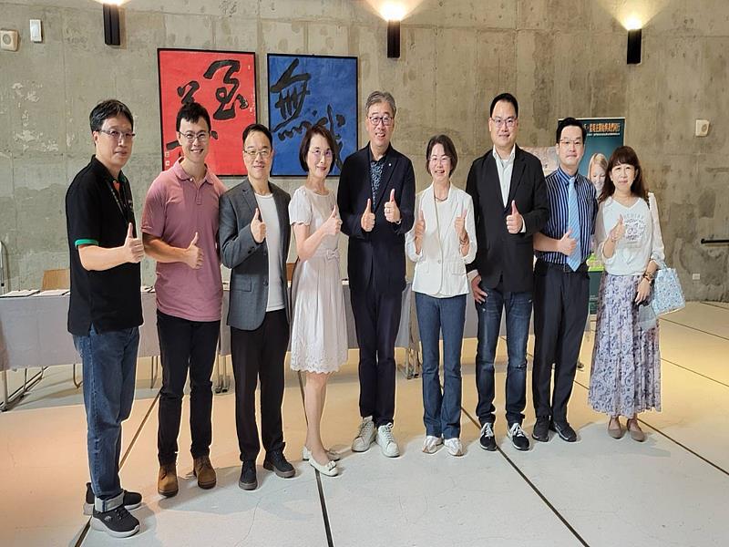 實踐大學洪久賢校長(左4)、陳朝斌研發長(左1)、廖培安院長(右3)與主辦團隊合影