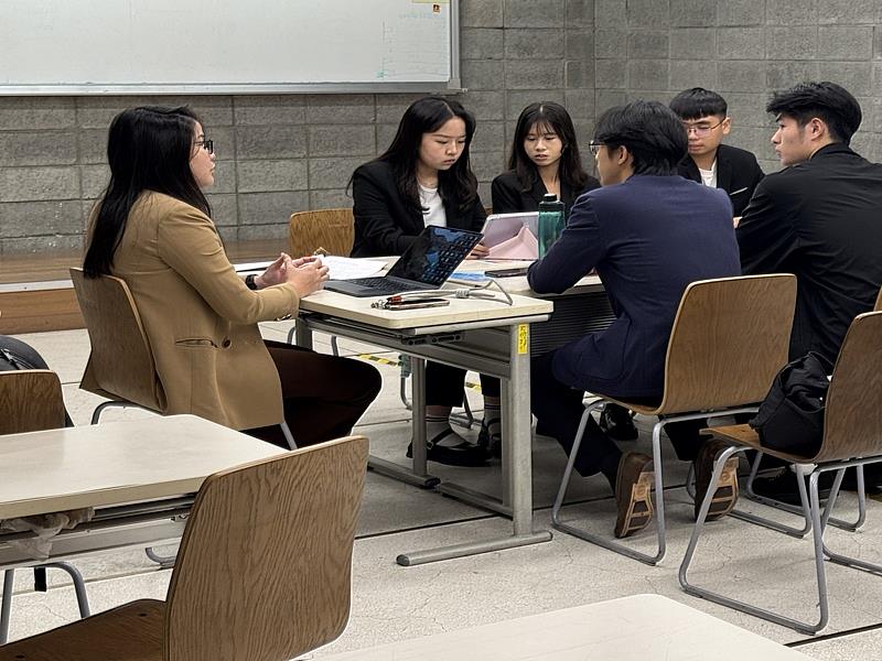 實踐大學參賽隊伍會後隨即與廠商展開討論與培訓。