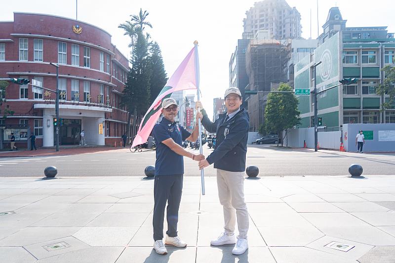 代理市長邱臣遠親自將市旗授予代表隊，象徵榮耀與責任的傳承。