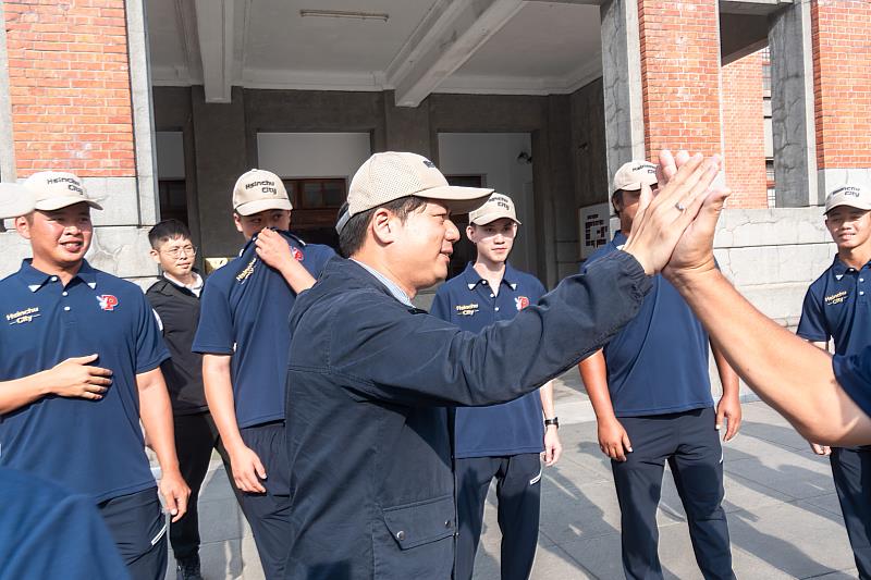 代理市長邱臣遠與選手們擊掌，加油打氣。