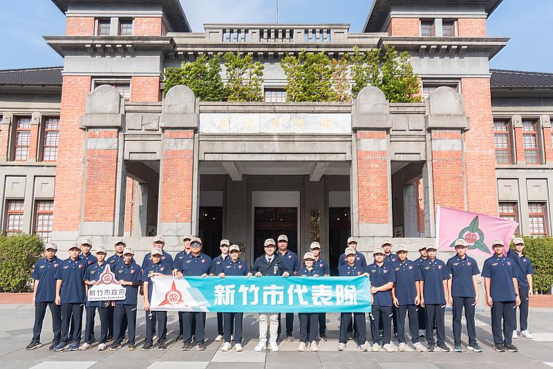 代理市長邱臣遠與棒球代表隊合影留念。