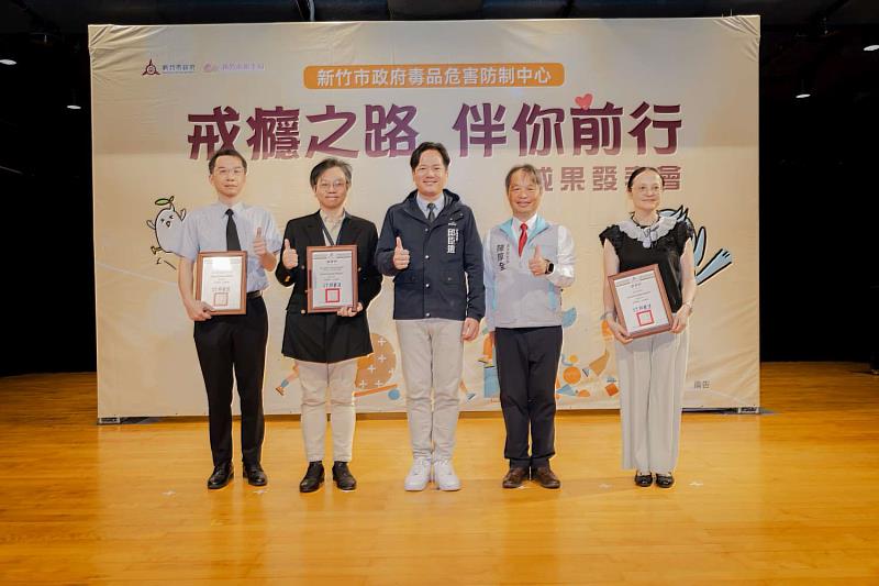 邱代理市長頒發指定藥癮戒治醫院感謝狀。