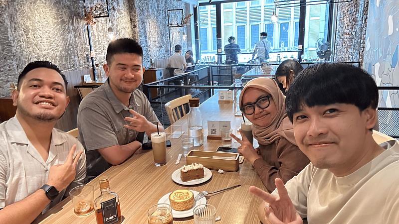 「博靈智控」創辦團隊合照。左上為台灣負責人施鈞譯,左下為技術長Aldi Permana,右下為印尼負責人Ikhwan Iqbal。