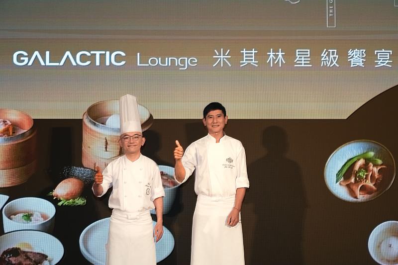 活動現場邀請寒舍集團中餐總主廚林菊偉(右)與台北喜來登辰園主廚伍志杰(左)共同出席。