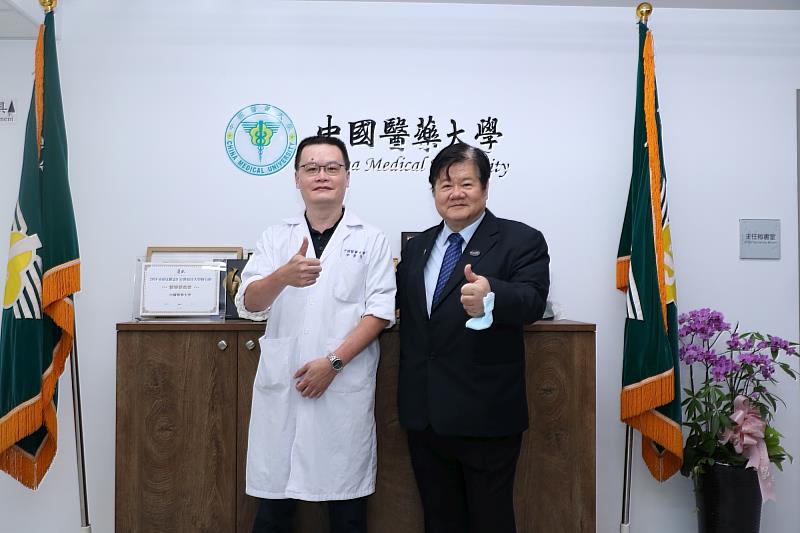 洪明奇院士帶導T-Star團隊的最主要研究成員許榮茂助理教授合影。