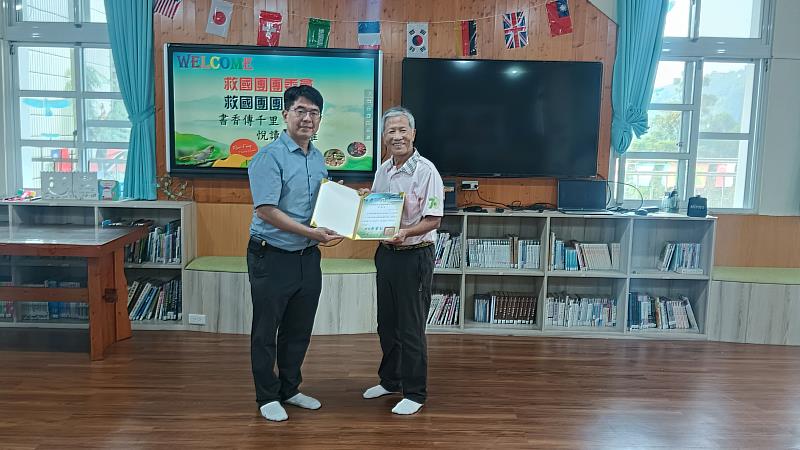 瑞峰國小黃宏仁校長致送感謝狀予嘉義團友會