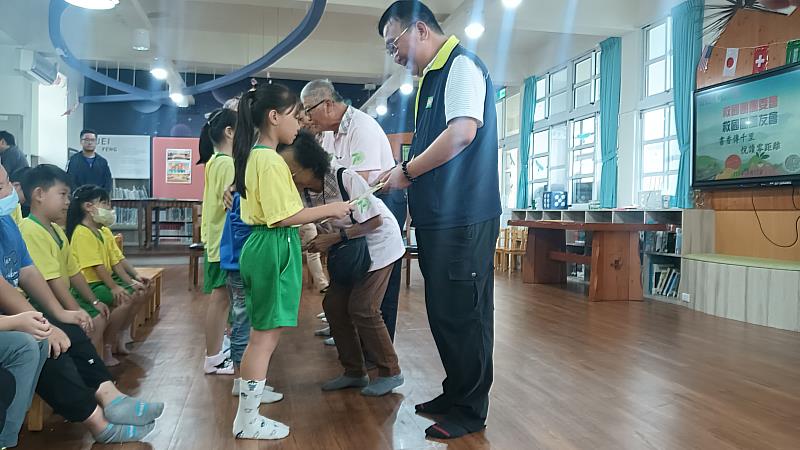 與會貴賓親手將精選書籍贈予瑞峰國小學童