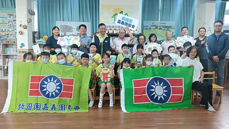 與會貴賓與瑞峰國小的小小書香使者們開心合影