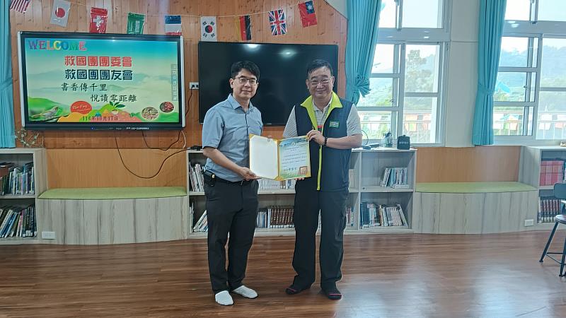 瑞峰國小黃宏仁校長致送感謝狀予嘉義團委會楊豐誠總幹事