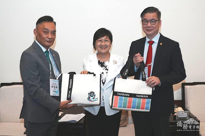 徐佳青致贈十月慶典返臺報到僑胞紀念品予黎柏雄及美國洪門致公總堂總理李庭信